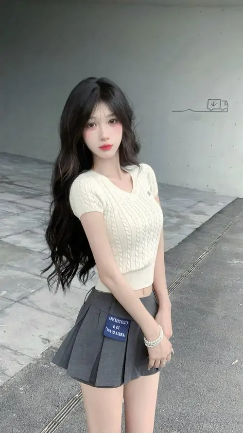 25 Thiếu nữ dễ thương mặc váy xếp ly cạp cao phối sơ mi trắng đứng trước bức tường kem khoe đôi chân và thần thái tươi sáng