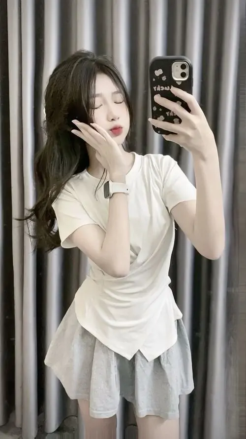 29 Gái đẹp diện váy tennis ngắn cạp cao bên tường trắng làm nổi thần thái tươi sáng và cảm giác bay nhẹ của outfit