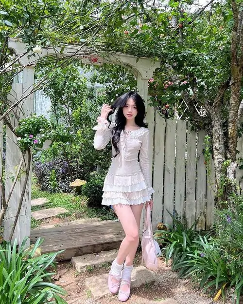 3 Thiếu nữ dễ thương đứng dưới tán cây với váy học đường xếp ly màu xám nhạt khiến bộ ảnh thanh xuân thêm trong trẻo