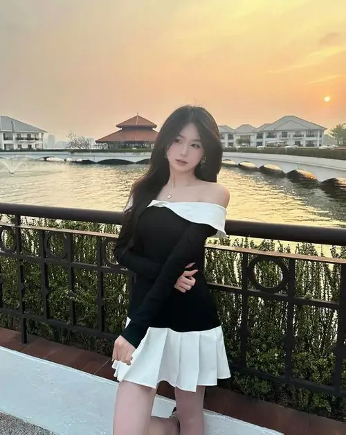 30 Nàng thơ cute mặc chân váy xếp ly ngắn với sơ mi trắng bước chậm qua sân trường tạo khung hình sạch mắt dễ mến