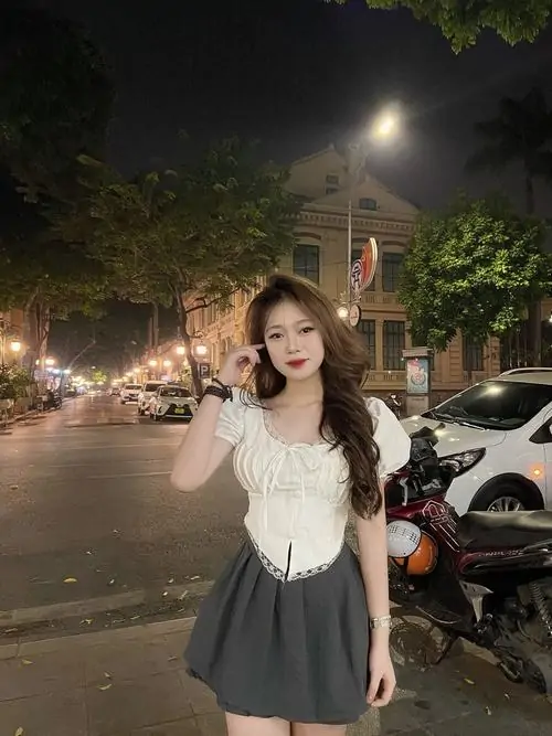 31 Hình gái xinh mặc váy ngắn xếp ly: Cạp cao, nếp gấp và hiệu ứng kéo dài chân