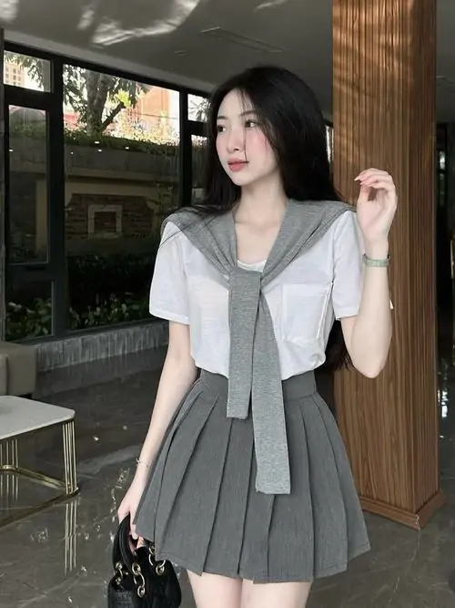 33 Gái đẹp mặc chân váy xếp ly ngắn phối tất cao cổ cùng giày lười giữa hành lang dài gợi đúng phong cách preppy thanh lịch