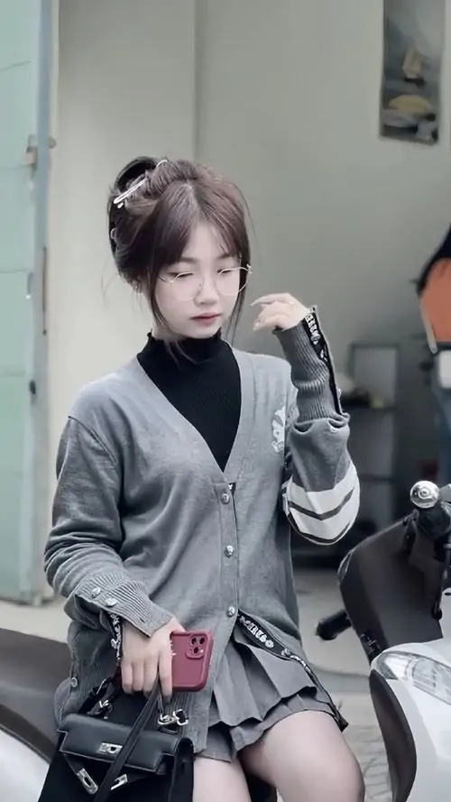 34 Gái đẹp ngồi bên bậc cửa với váy xếp ly cạp cao và áo croptop ôm nhẹ làm nổi rõ đường nét gọn dáng tự nhiên