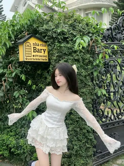 6 Ảnh cô gái mặc váy tennis ngắn phối áo sơ mi rộng nhẹ giữa hành lang nắng làm nếp ly chuyển động đẹp mắt