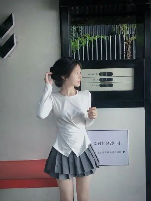 73 Ảnh Gái Xinh Mặc Váy Ngắn Xếp Ly với phong cách thời trang năng động đầy sức sống