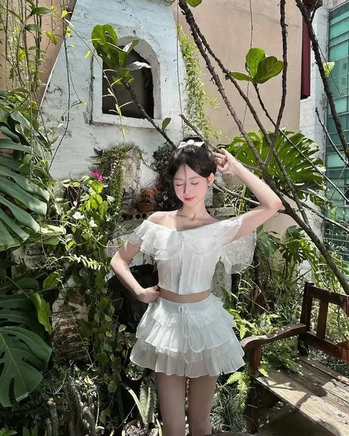 7 Cô nàng xinh xắn diện váy tennis ngắn với áo thun ôm đứng cạnh cửa kính làm khung hình sáng dáng và gọn hơn hẳn