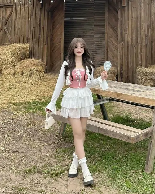 8 Thiếu nữ dễ thương diện váy học đường xếp ly và giày thể thao trắng đứng ở hiên nhà nhìn xa tạo vẻ ngoài trẻ trung