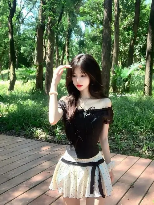 9 Ảnh gái xinh mặc váy ngắn xếp ly cùng áo thun ôm, sơ mi và hoodie nổi bật