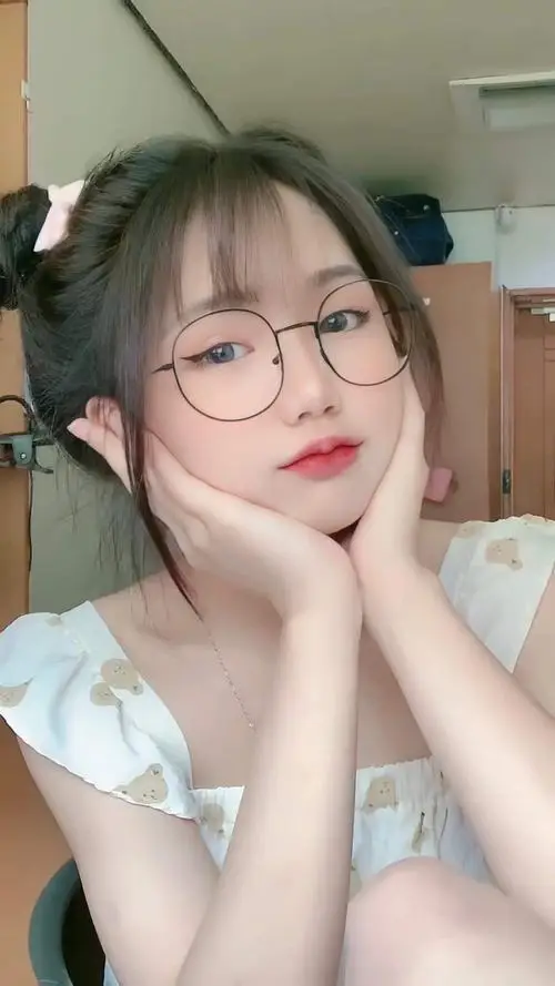 89 Ảnh Gái Xinh Đeo Kính Cute với thần thái tri thức và gương mặt hiền hòa dễ mến