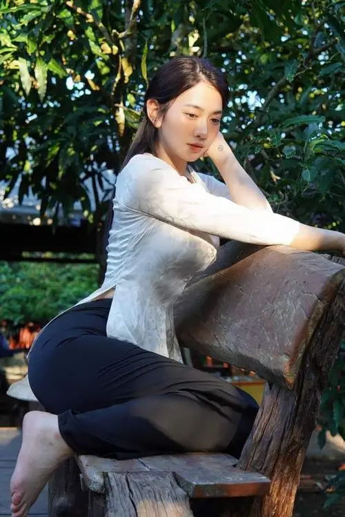 12 Trước núi xanh thiếu nữ dễ thương trong quần tím ôm sát đứng quay lưng tạo cảm giác phóng khoáng và vóc dáng cân đối