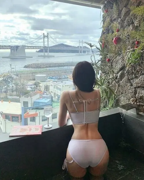 14 Trong phòng sáng quyến rũ hiện ra từ cô nàng quần jeans ôm ngồi quay lưng khiến ảnh gái xinh body cuốn hút thêm nổi bật