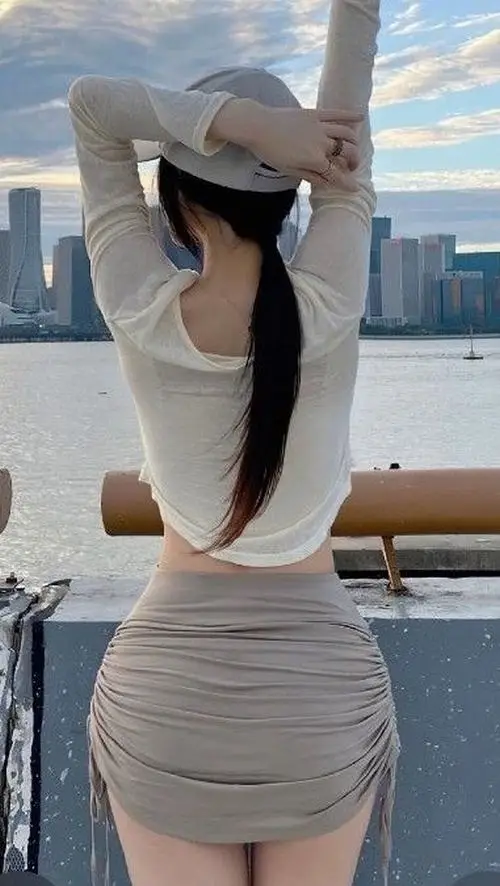 23 Tựa trên ghế cao nóng bỏng theo cách sang trọng khi người đẹp áo hồng đậm mặc quần đen ôm gọn cực kỳ bắt mắt