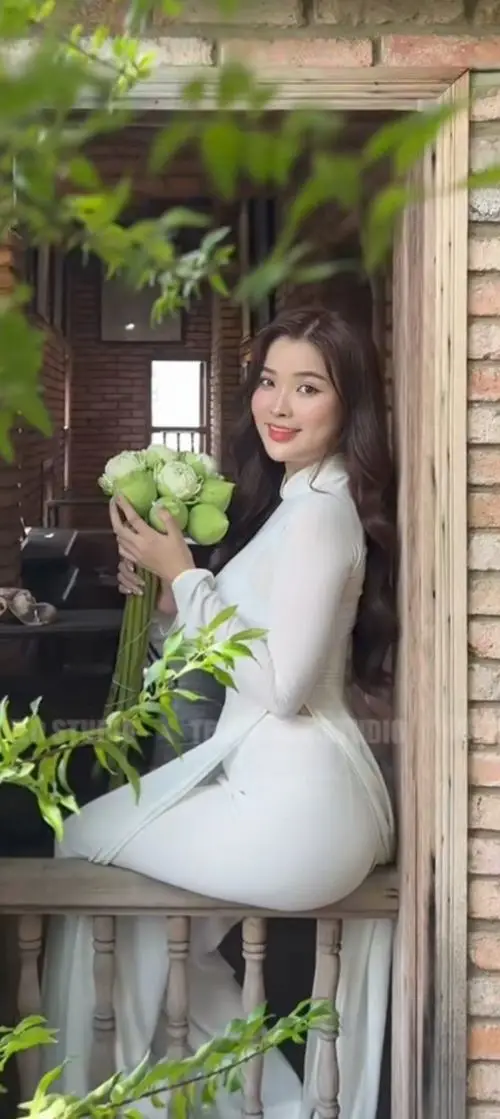 29 Ngoài ban công bóng hồng mặc đồ tối khoét lưng ngồi bên hồ tạo cảm giác thư thái với góc chụp tôn dáng rất đẹp