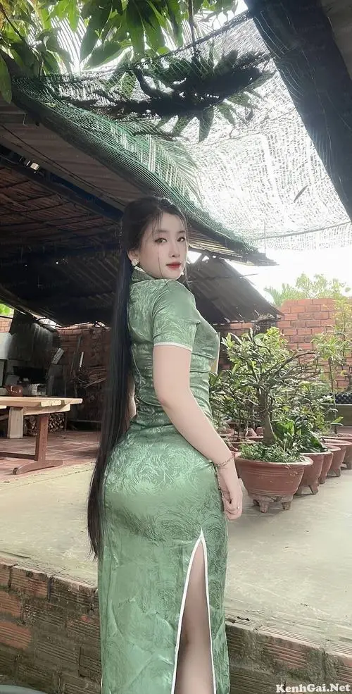 3 Giữa hàng cây ảnh hot girl vòng ba đẹp quay lưng trong quần trắng tôn eo thon hông nở cực kỳ hút ánh nhìn