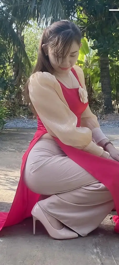 4 Trong phòng tập ảnh gái xinh cầm điện thoại tạo dáng với đồ đen ôm gọn làm bật độ săn chắc cùng thần thái nổi bật