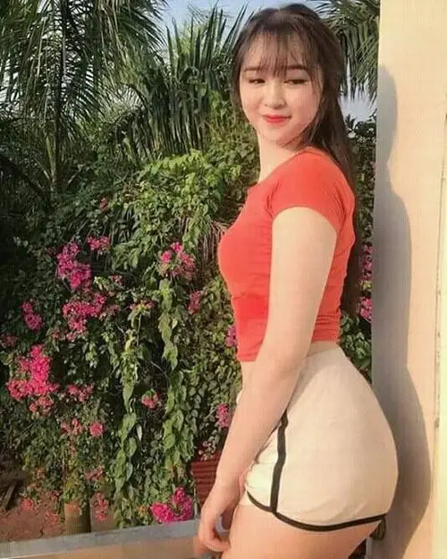 7 Giữa khu máy tập ảnh gái xinh trong váy đen ngắn chụp gương tạo cảm giác cá tính và sắc nét nhờ ánh sáng tạo khối