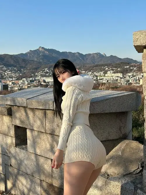 8 Trong phòng tập ảnh cô gái mặc đồ xanh ôm sát cúi nhẹ bên máy tập khoe độ cong tự nhiên cùng thần thái khỏe khoắn