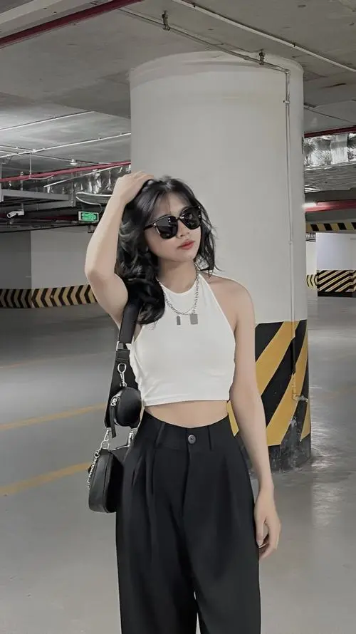 30 Gái đẹp bước trong bãi đỗ xe với croptop trắng quần suông và kính râm khiến tổng thể trông sang mà vẫn ngầu