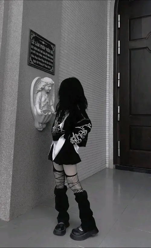 10 Nàng thơ cute trong hành lang đơn sắc diện váy tối cùng boots cổ cao khiến ánh nhìn phía sau càng thêm bí ẩn