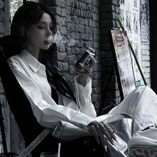 12 Ảnh cô gái tựa bên tường gạch với sơ mi trắng cà vạt đen mang hơi thở dark academia và ánh mắt xa xăm