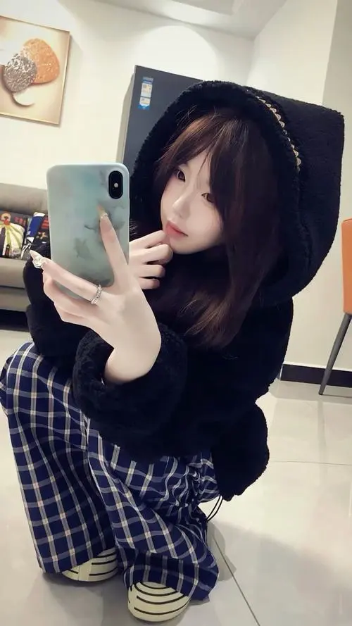 15 Ảnh gái xinh chụp gương trong hoodie đen cùng chân váy caro tạo vẻ tomboy pha chút nghịch ngợm rất có gu