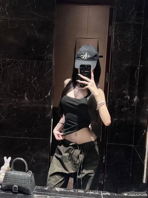 17 Nàng thơ cute chụp gương trong outfit tối màu ôm gọn dáng cùng phụ kiện kim loại làm tổng thể thêm cá tính