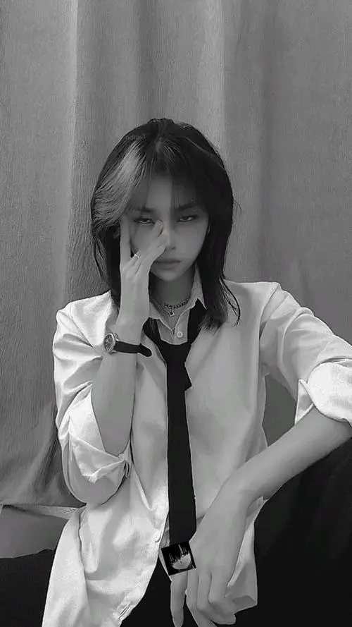 19 Ảnh cô gái diện sơ mi trắng cà vạt đen trong khung hình đen trắng mang nét lạnh lùng cuốn hút rất điện ảnh