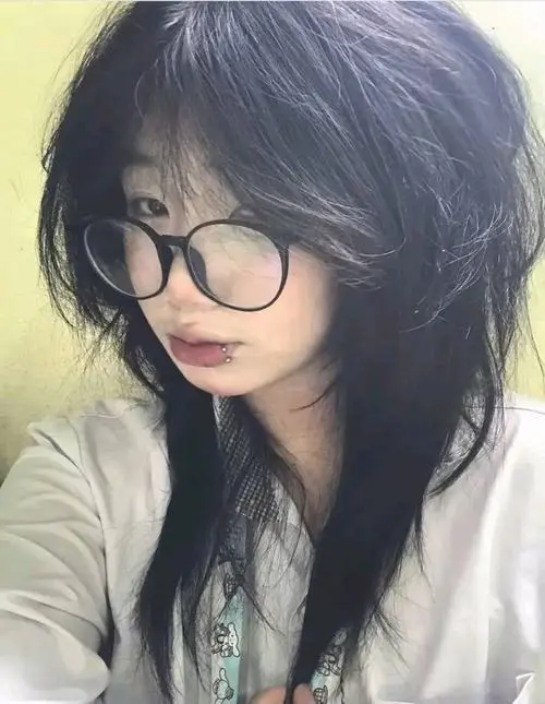 21 Mỹ nhân đeo kính gọng tròn với mái tóc rối nhẹ và áo sáng màu tạo cảm giác gần gũi mà vẫn có chất riêng