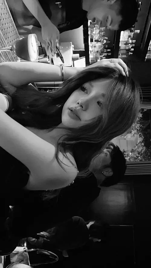 22 Ảnh gái xinh trong khung đen trắng tựa đầu bên sofa với mái tóc xõa và biểu cảm lặng im đầy khí chất