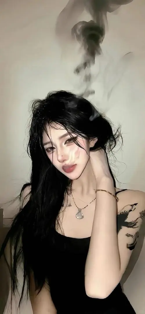 24 Nàng thơ cute xuất hiện như ảnh nghệ thuật với tóc đen dài vai trần và làn khói mờ tạo vibe xa xôi