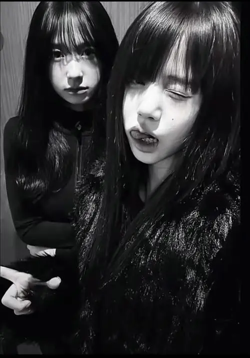 26 Ảnh cô gái song khung hình đen trắng với tóc dài che mặt gợi cảm giác cyberpunk và nét đẹp đầy bí ẩn