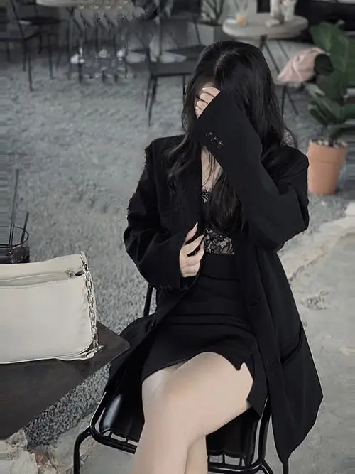 28 Mỹ nhân ngồi ngoài trời trong blazer đen ôm dáng cùng mái tóc phủ mặt đem lại cảm giác bất cần đầy mê lực