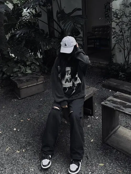 3 Nàng thơ cute diện đồ tối màu đứng ở lối nhỏ ẩm lạnh mái tóc phủ nhẹ làm bật khí chất phá cách