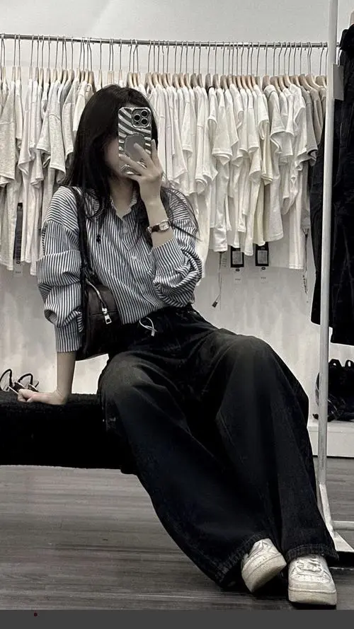 4 Thiếu nữ dễ thương ngồi trong không gian thời trang với áo xám chân váy dài thần thái chị đại mà vẫn mềm mắt