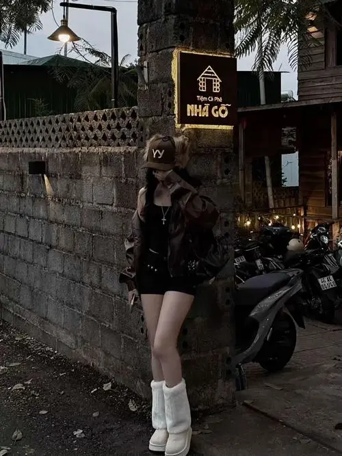 6 Hot girl sexy đứng cạnh xe máy trong phố đêm mang boots trắng nổi bật và outfit đường phố đầy quyền lực