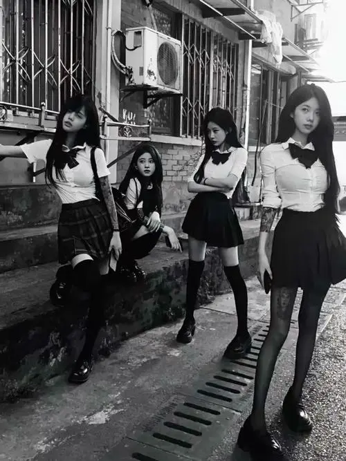 7 Mỹ nhân cùng nhóm bạn xuất hiện giữa ngõ nhỏ đen trắng với váy tối màu tạo vibe nổi loạn pha chút lạnh lùng cuốn hút