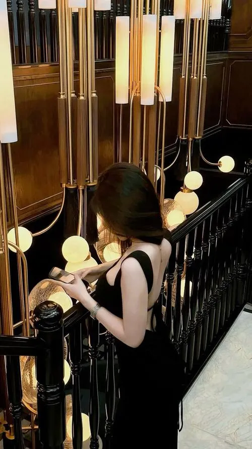 9 Ảnh gái chất chơi giấu diện tựa lan can trong váy đen quay mặt sang bên mang cảm giác cuốn hút dịu lạnh