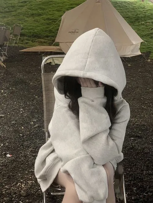 11 Ảnh gái xinh bí ẩn trùm hoodie sáng màu cúi đầu ôm mặt bằng tay giữ trọn cảm giác riêng tư và kín đáo