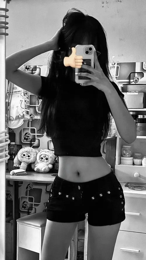 12 Ảnh nữ cá tính không lộ mặt chụp gương bằng điện thoại mái tóc phủ mặt làm bật phong cách tổng thể mạnh