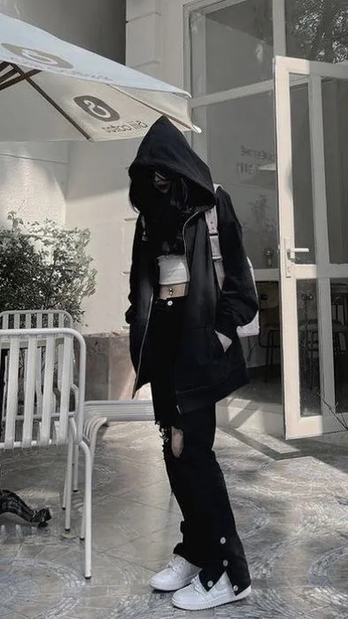 14 Ảnh gái đẹp giấu mặt mặc hoodie đen đứng nghiêng trước hiên nhà đội mũ kín đầu trông vừa cá tính vừa nghệ thuật