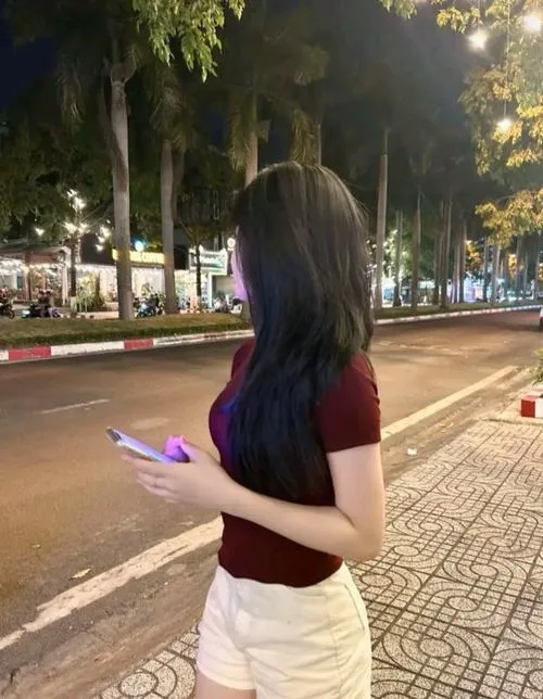 15 Ảnh gái xinh ngầu che mặt đứng bên đường đêm quay nghiêng nửa người tóc dài rủ xuống đầy cuốn hút