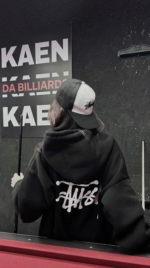 16 Bad girl che mặt ngồi quay lưng trước bảng hiệu đội mũ lưỡi trai sáng màu tạo chất đường phố rõ nét