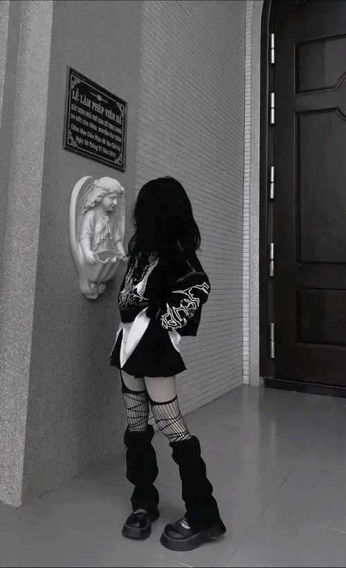 18 Ảnh girl phố giấu mặt đứng trước cửa xám quay lưng nhẹ để lộ outfit tối màu và dáng đứng rất ngầu