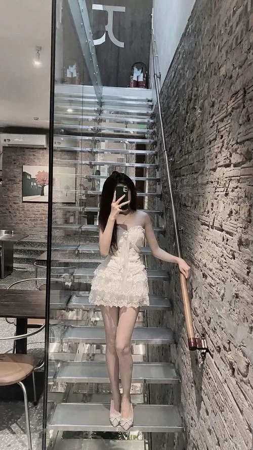 1 Ảnh gái đẹp ngầu giấu mặt đứng trên cầu thang hẹp tóc xõa che nghiêng mặt giữa không gian nghệ thuật rất cuốn