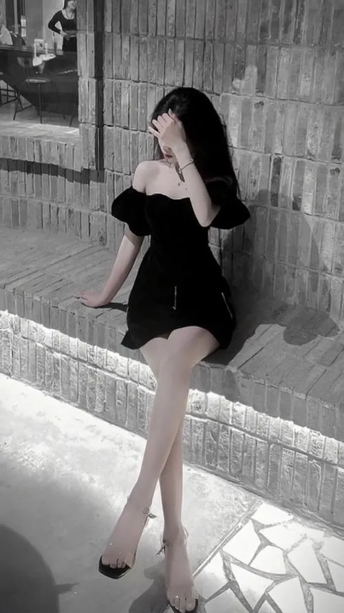 19 Ảnh gái đẹp giấu mặt ngồi bên hồ bơi nghiêng chân dài quay mặt khỏi ống kính giữ trọn nét bí ẩn