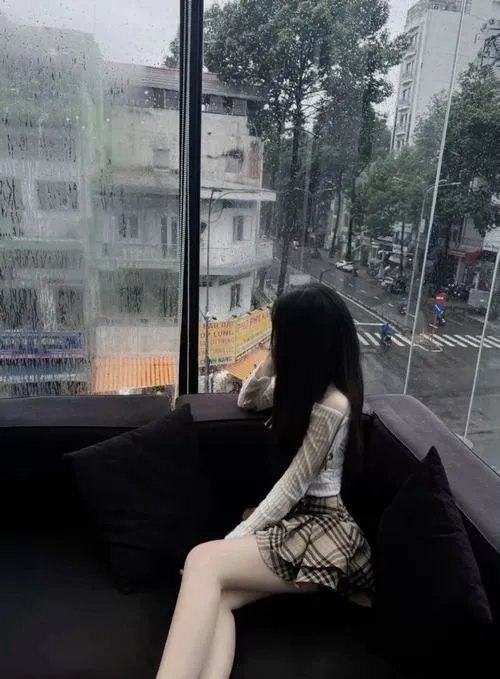 20 Ảnh nữ cá tính không lộ mặt ngồi bên cửa kính trời mưa quay lưng nhìn phố xa tạo cảm xúc rất ma mị