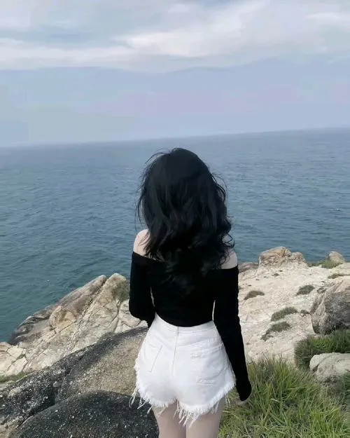 22 Ảnh gái đẹp ngầu giấu mặt đứng trước biển quay lưng tóc bay nhẹ tôn dáng vóc thanh thoát rất nghệ thuật