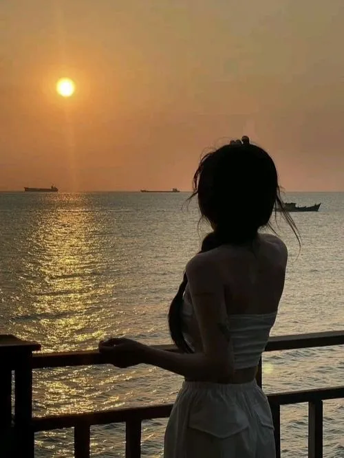 23 Ảnh girl phố che mặt ngắm hoàng hôn từ ban công quay nghiêng nửa người gợi cảm giác nổi loạn dịu dàng