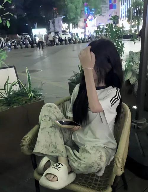 24 Ảnh gái xinh chụp đêm quay mặt sang bên tay ôm tóc làm nổi eo thon giữa ánh phố mờ ảo