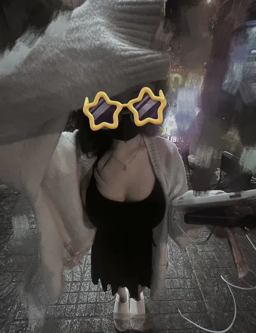 25 Hidden face cool girl đeo kính sao che mắt cúi mặt trước gương tạo điểm nhấn vừa lạ vừa chất chơi